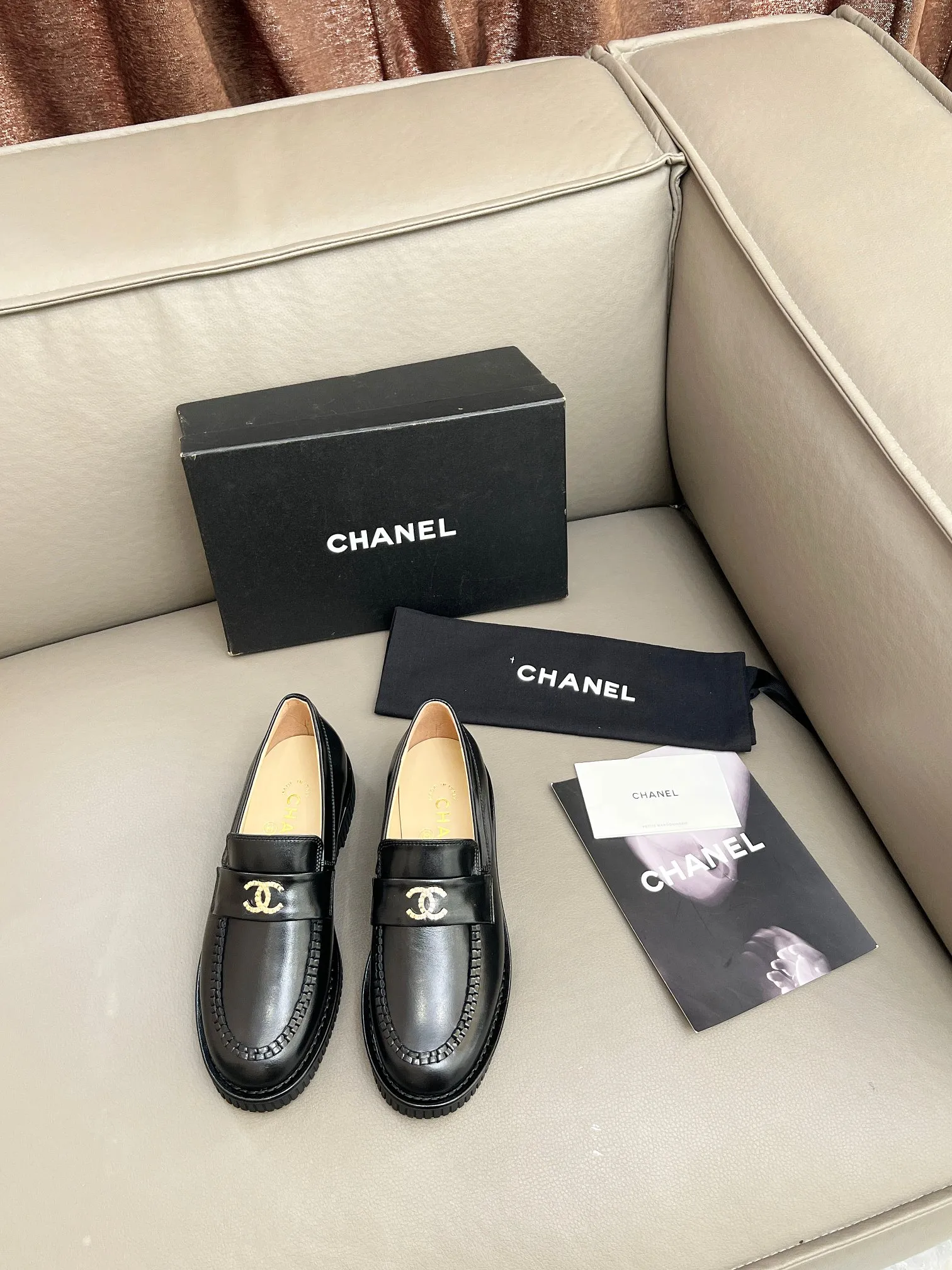 👟👟Ex-factory price 540👟👟 CHANEL Loafers Chanel2025 Chanel's latest 🆕loafers, unique craftsmanship. Versatile and slimming, paired with helloketty bow accessories, these are loafers and socks that are very attractive. They look great with any combination! Upper: Imported calfskin, oil leather Lining: Mixed sheepskin Outsole: Italian genuine leather injection molded outsole Heel height: 2cm Size: 35-40 (40. Customization is not returnable)